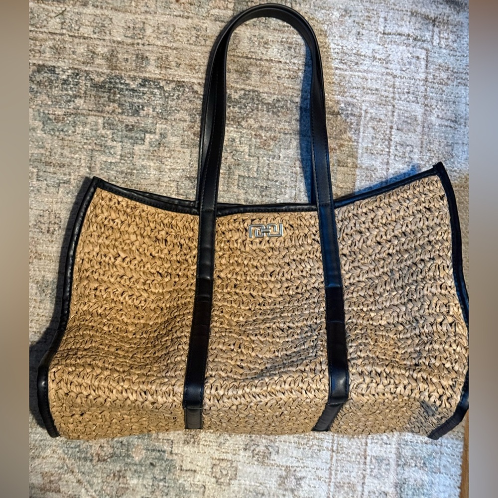 3 for $30! 💅🏻 Woven Resort Tote with Black Trim! 💅🏻 Bundle SALE!